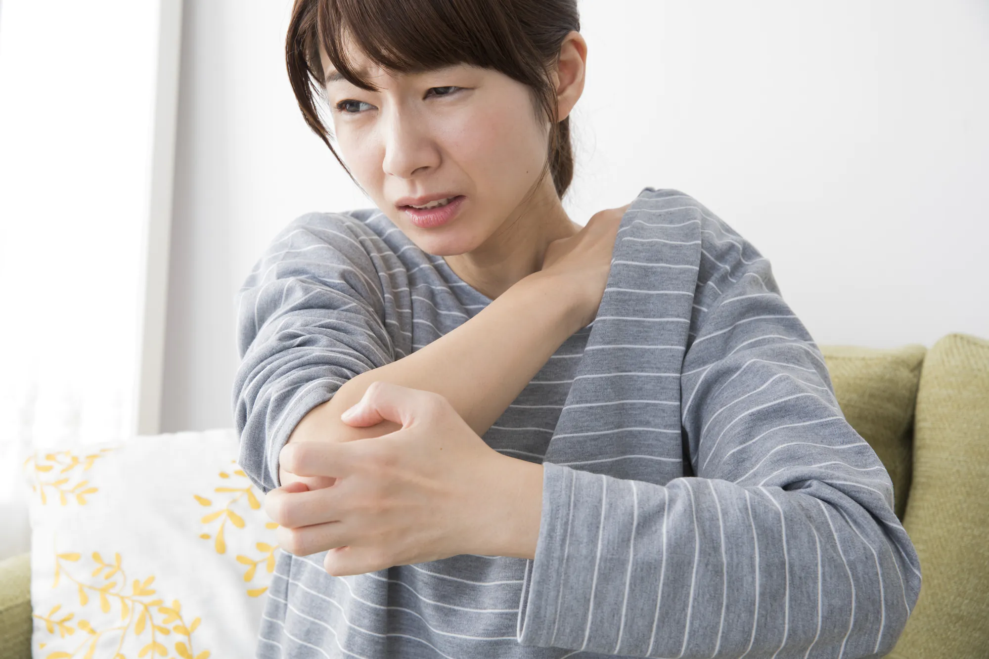 体をかく女性